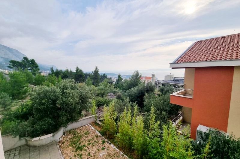 Makarska three bedroom furnished apartment with sea view