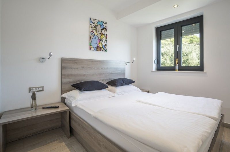 Attractive villa with swimming pool