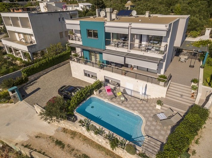 Attractive villa with swimming pool