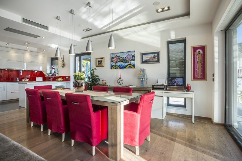 Attractive villa with swimming pool