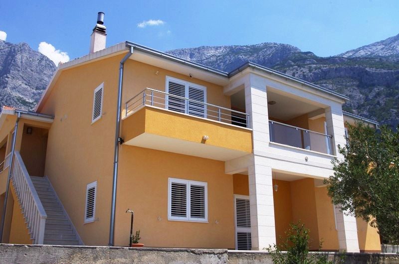 Makarska, Samostojeća novija kuća s velikom okućnicom