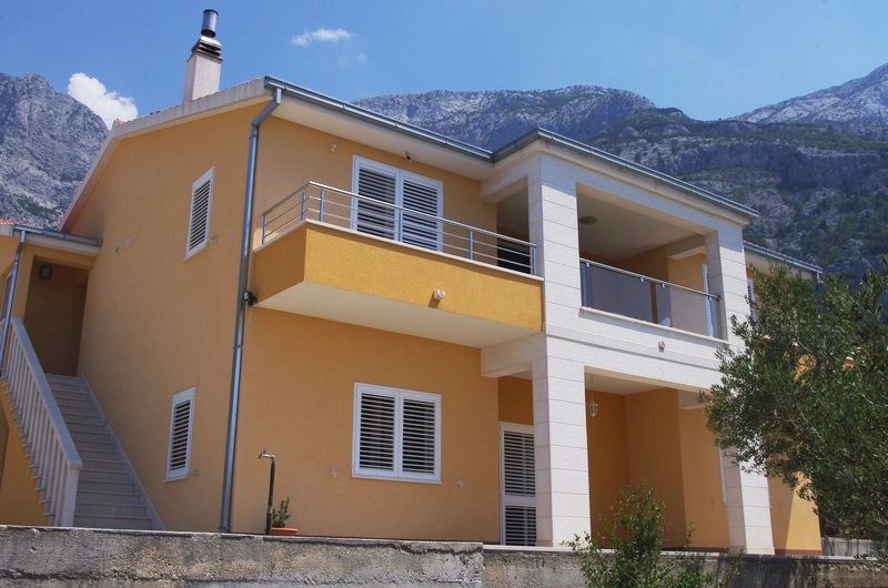 Makarska, Samostojeća novija kuća s velikom okućnicom