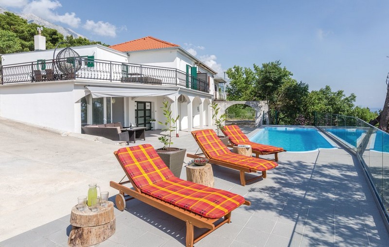 HOUSE WITH A POOL IN BRELA