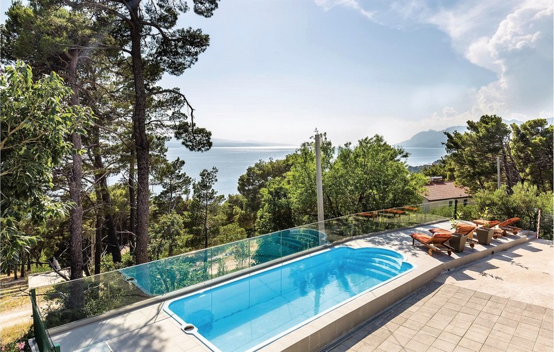 HOUSE WITH A POOL IN BRELA