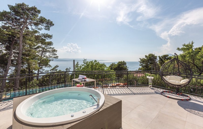 HOUSE WITH A POOL IN BRELA