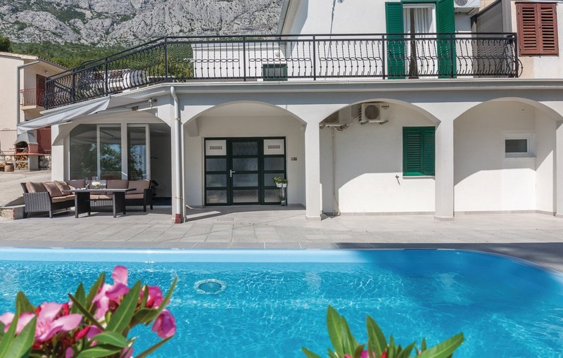HOUSE WITH A POOL IN BRELA