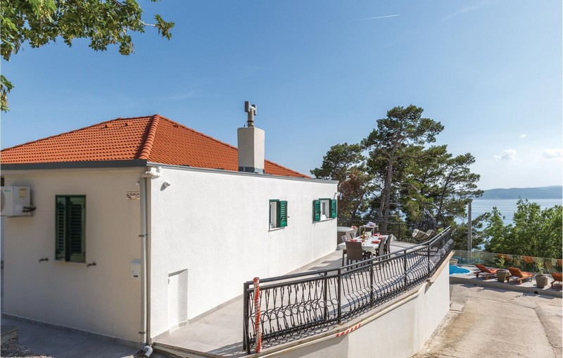 HOUSE WITH A POOL IN BRELA