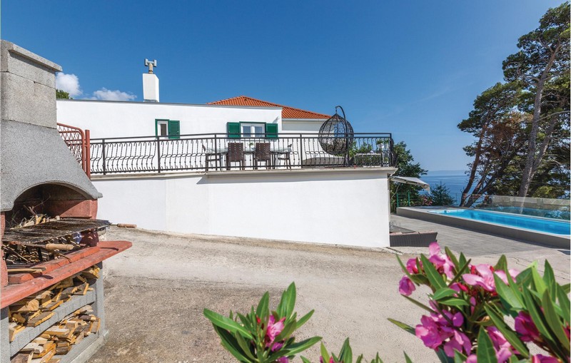 HOUSE WITH A POOL IN BRELA