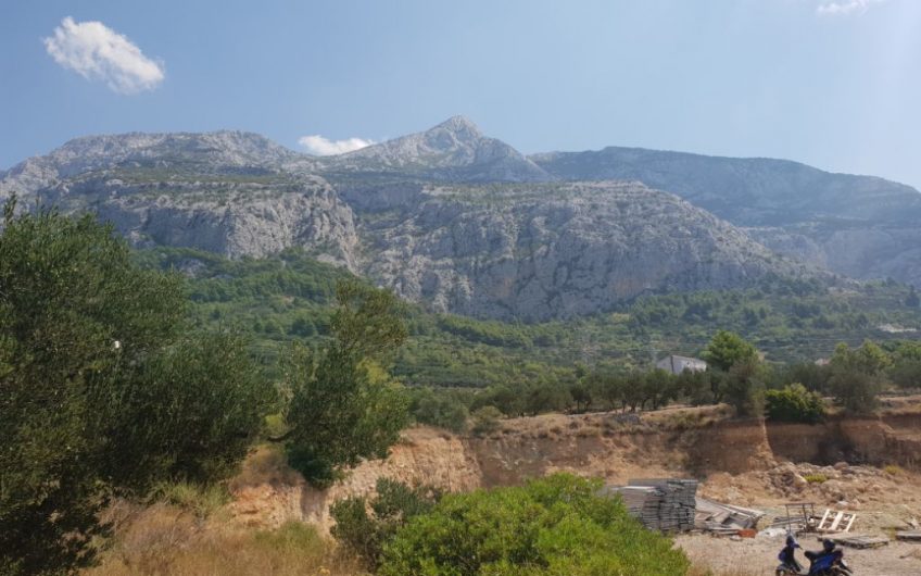 VERY ATTRACTIVE PARCEL OF LAND (2170 M2) IN MAKARSKA