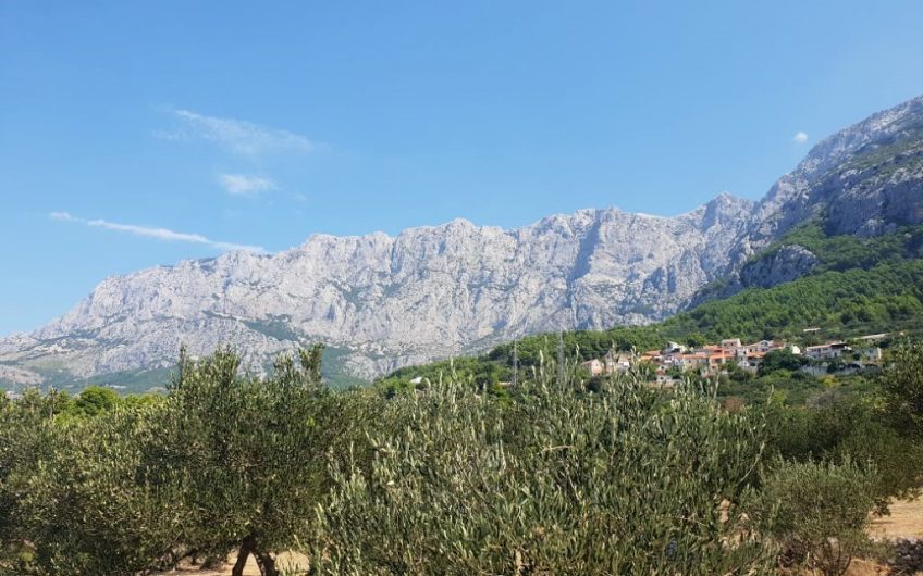 VERY ATTRACTIVE PARCEL OF LAND (2170 M2) IN MAKARSKA