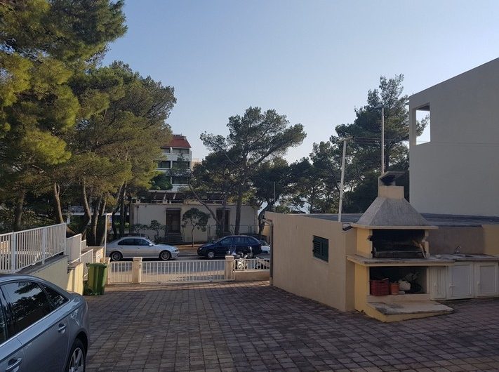 ATTRACTIVE VILLA WITH APARTMENTS NEAR THE BEACH MAKARSKA