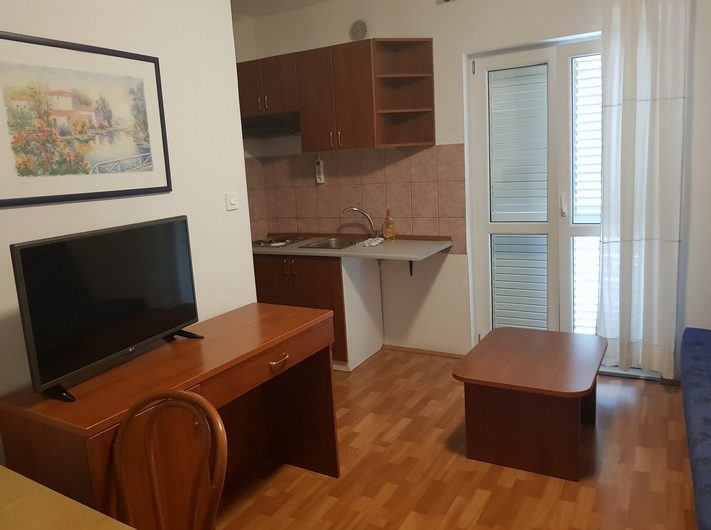 ATTRACTIVE VILLA WITH APARTMENTS NEAR THE BEACH MAKARSKA