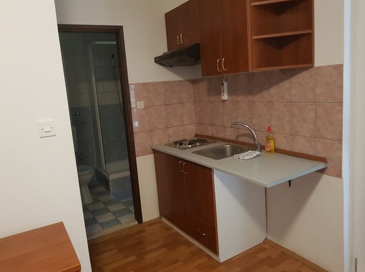 ATTRACTIVE VILLA WITH APARTMENTS NEAR THE BEACH MAKARSKA