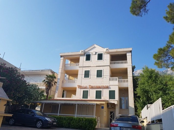 ATTRACTIVE VILLA WITH APARTMENTS NEAR THE BEACH MAKARSKA