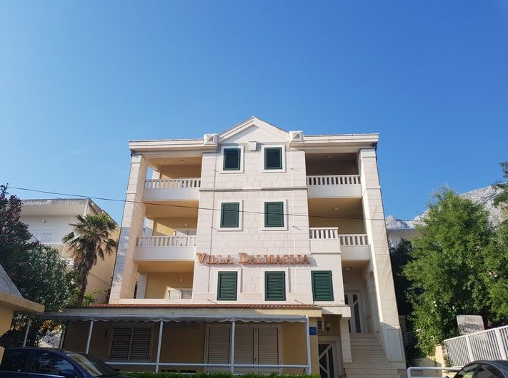 ATTRACTIVE VILLA WITH APARTMENTS NEAR THE BEACH MAKARSKA