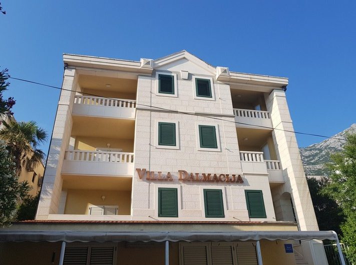 ATTRACTIVE VILLA WITH APARTMENTS NEAR THE BEACH MAKARSKA