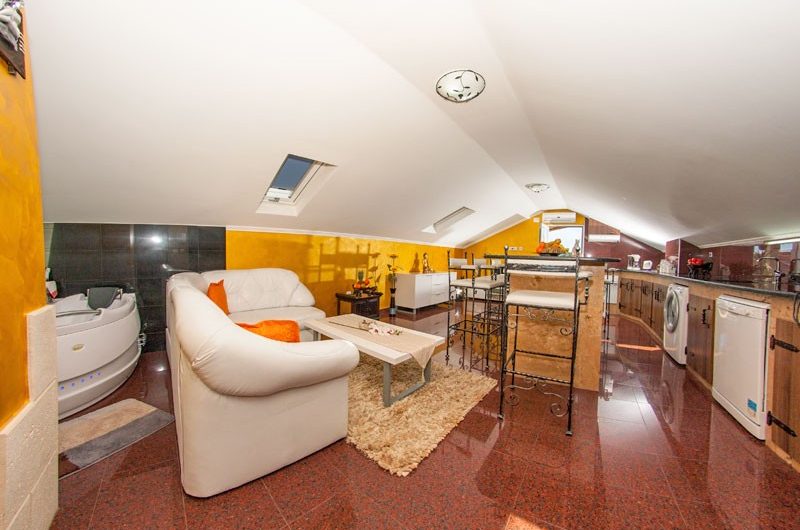 HOUSE WITH A RESTAURANT IN THE CENTRE OF MAKARSKA