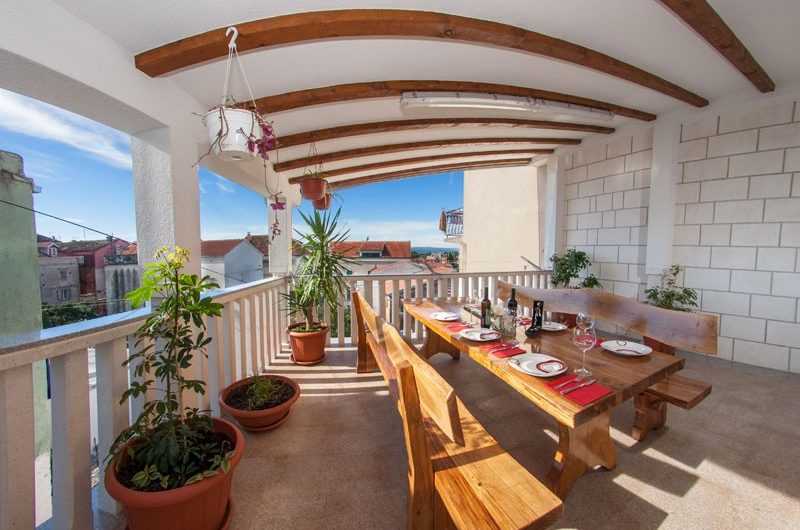 HOUSE WITH A RESTAURANT IN THE CENTRE OF MAKARSKA