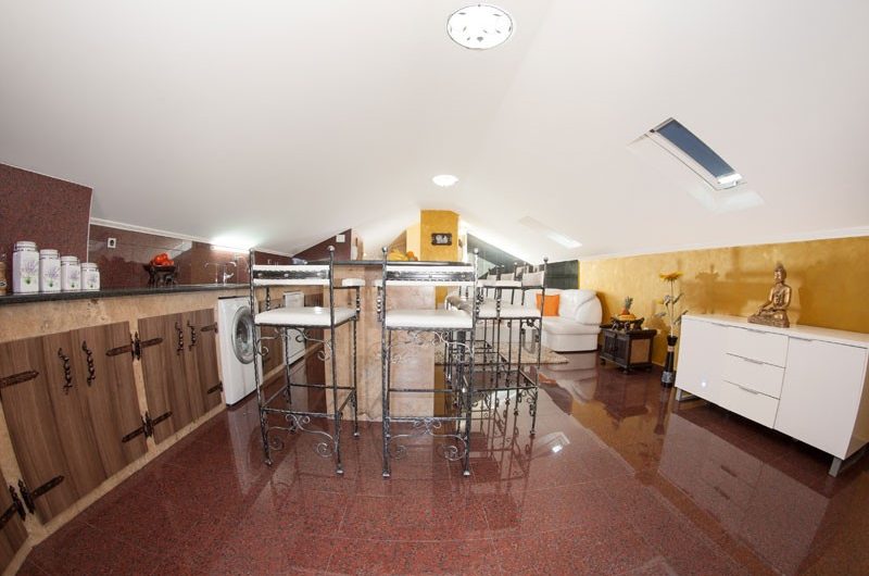 HOUSE WITH A RESTAURANT IN THE CENTRE OF MAKARSKA