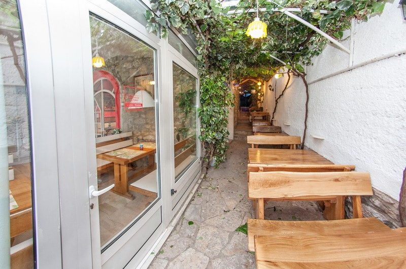 HOUSE WITH A RESTAURANT IN THE CENTRE OF MAKARSKA