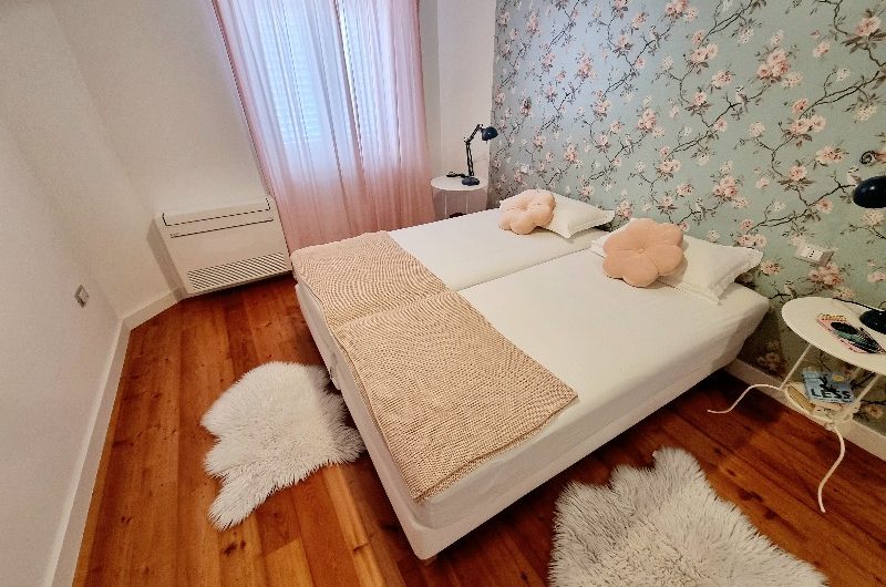 Brela prekrasna manja kuća s pogledom na more