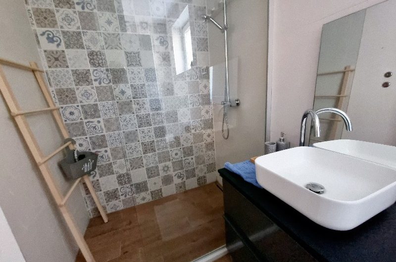 Brela prekrasna manja kuća s pogledom na more