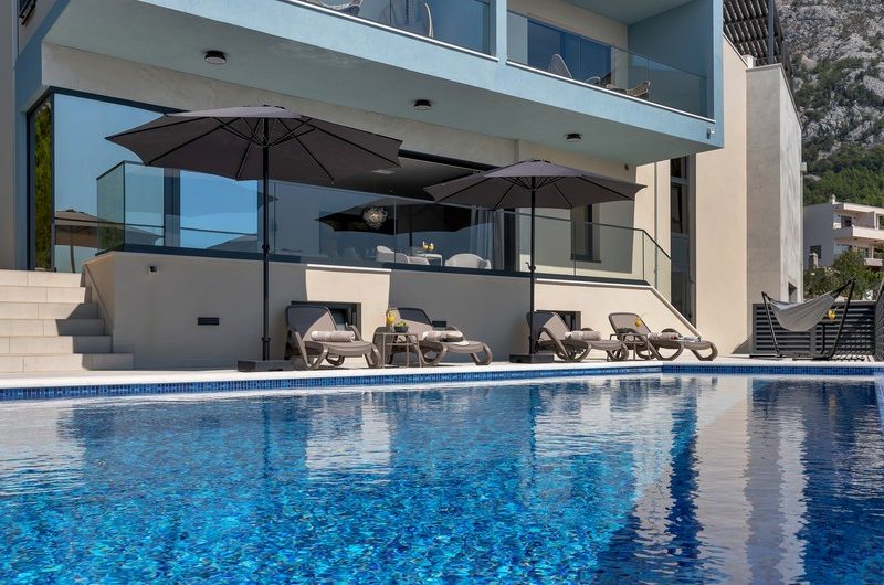 Makarska moderna atraktivna nova vila s bazenom