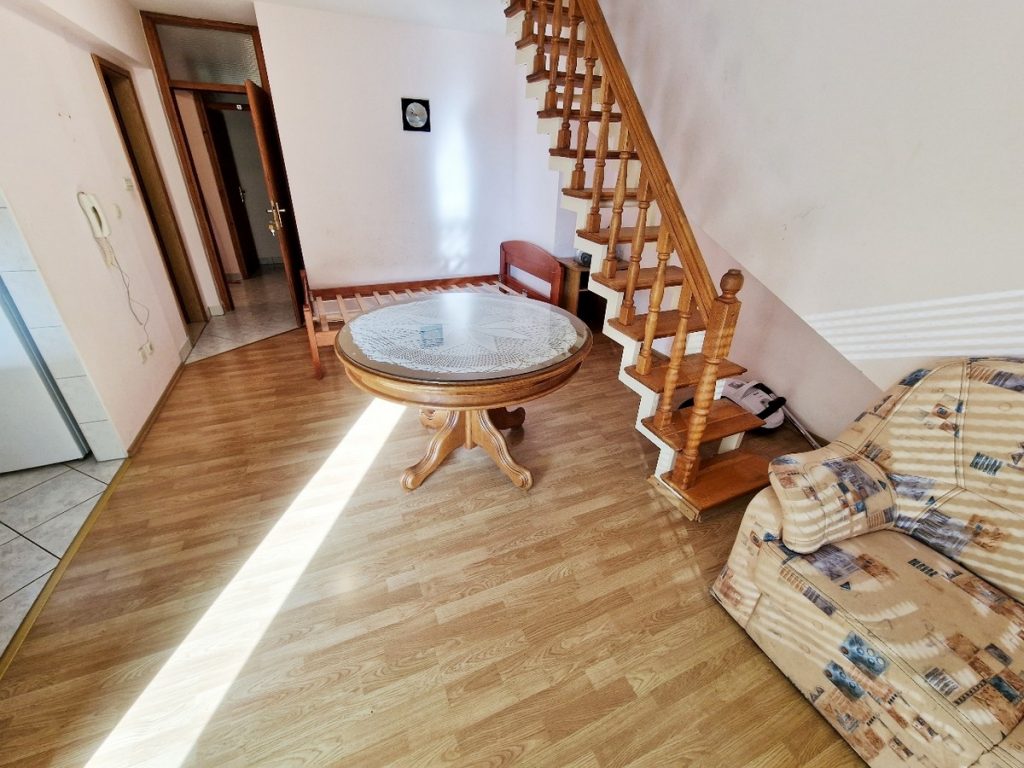 Baška voda trosoban stan s galerijom i garažom