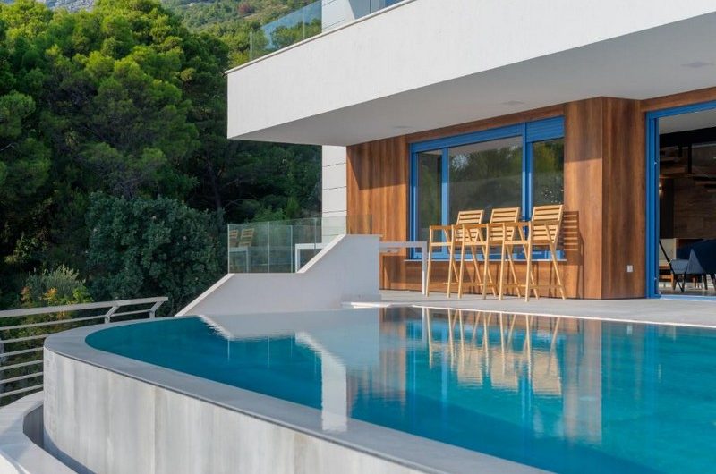 Atraktivna moderna  vila s bazenom