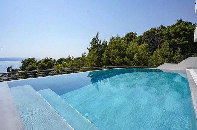 Atraktivna moderna  vila s bazenom