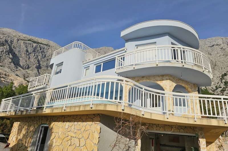 Bast samostojeća kuća s bazenom