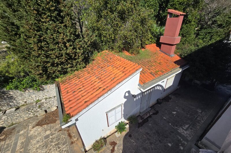 Zaostrog samostojeća kuća prvi red do mora