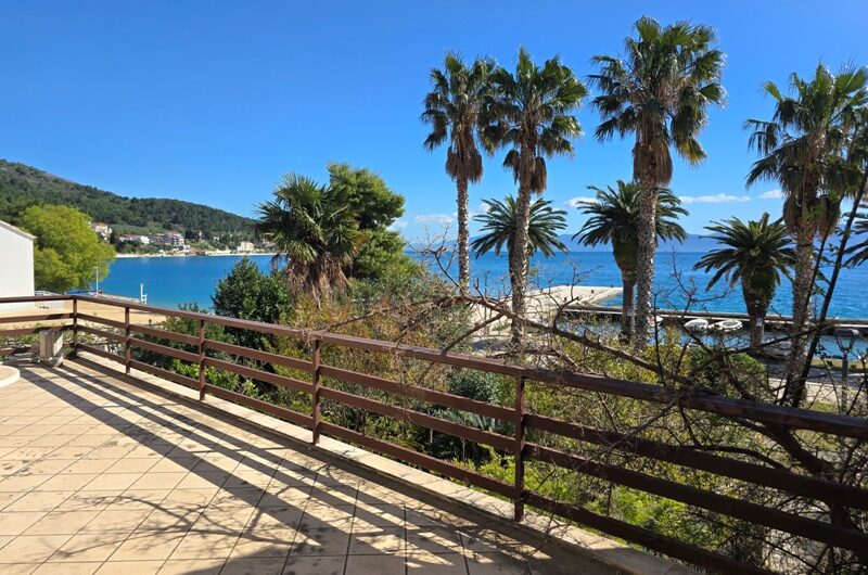 Zaostrog samostojeća kuća prvi red do mora