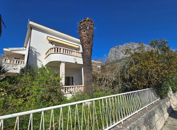 Zaostrog samostojeća kuća prvi red do mora