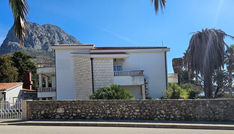 Zaostrog samostojeća kuća prvi red do mora