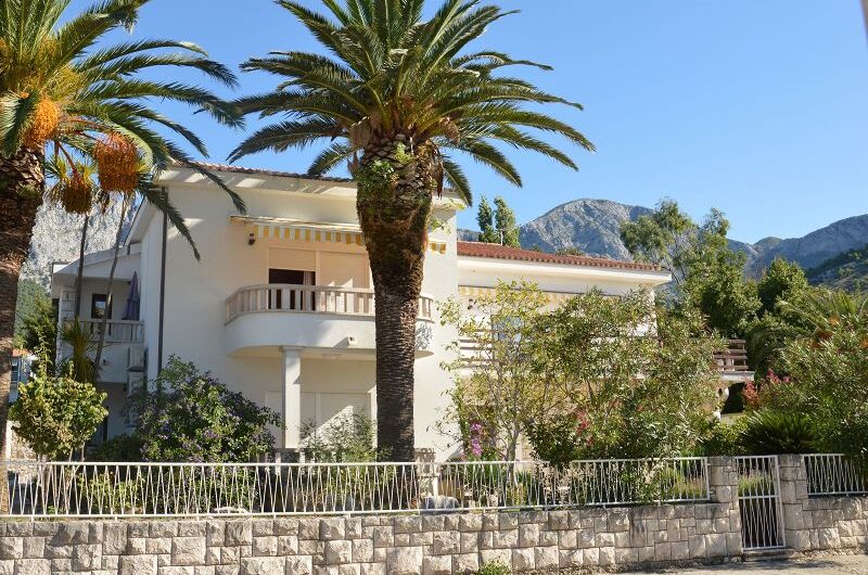 Zaostrog samostojeća kuća prvi red do mora