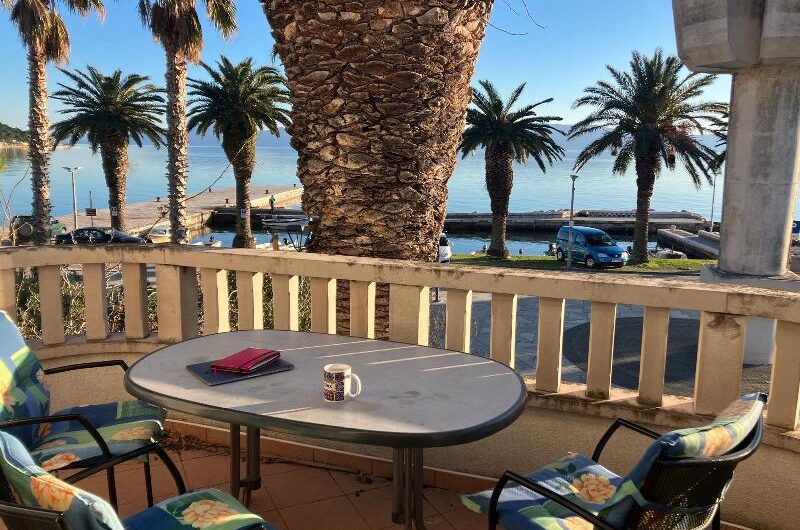 Zaostrog samostojeća kuća prvi red do mora