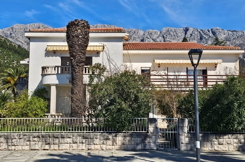 Zaostrog samostojeća kuća prvi red do mora