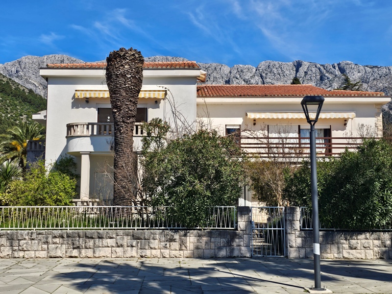 Zaostrog samostojeća kuća prvi red do mora