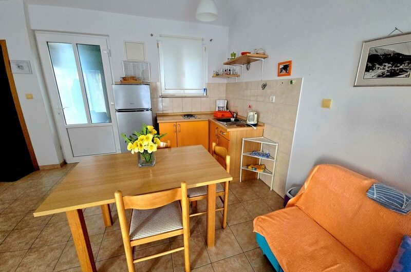 Živogošće manja apartmanska kuća prvi red do mora