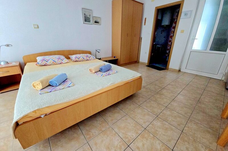 Živogošće manja apartmanska kuća prvi red do mora