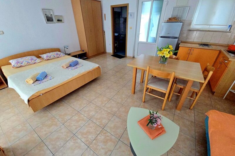 Živogošće manja apartmanska kuća prvi red do mora