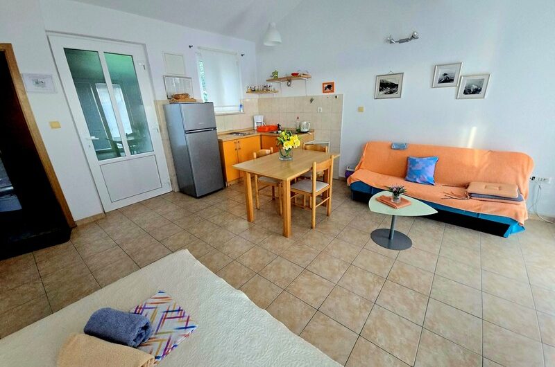 Živogošće manja apartmanska kuća prvi red do mora