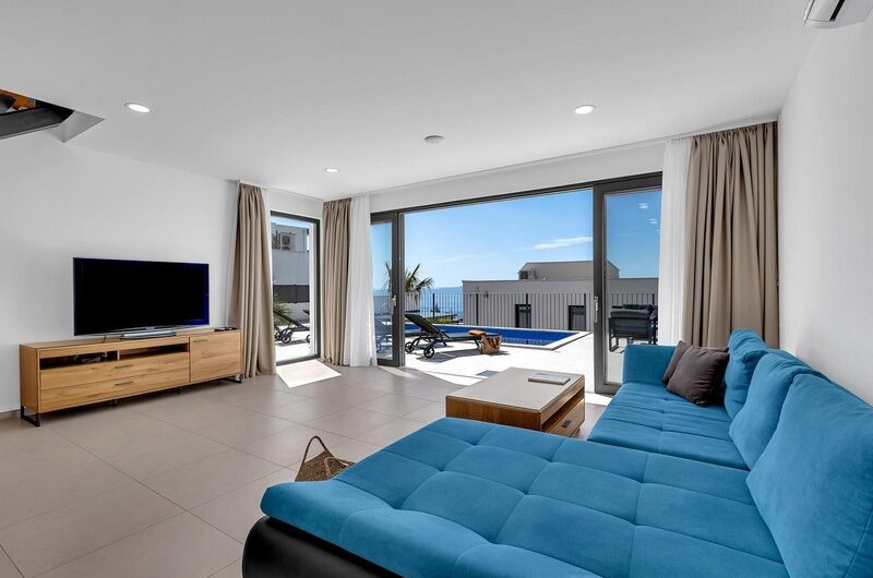 Nova vila s bazenom Veliko brdo, Makarska