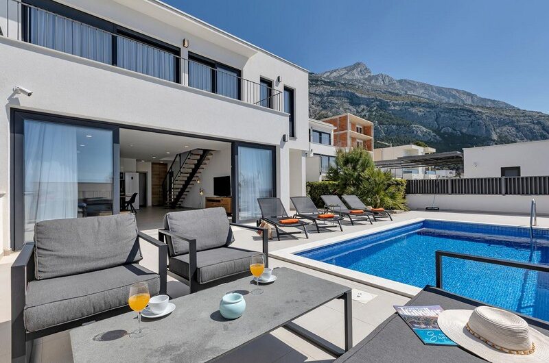 Nova vila s bazenom Veliko brdo, Makarska