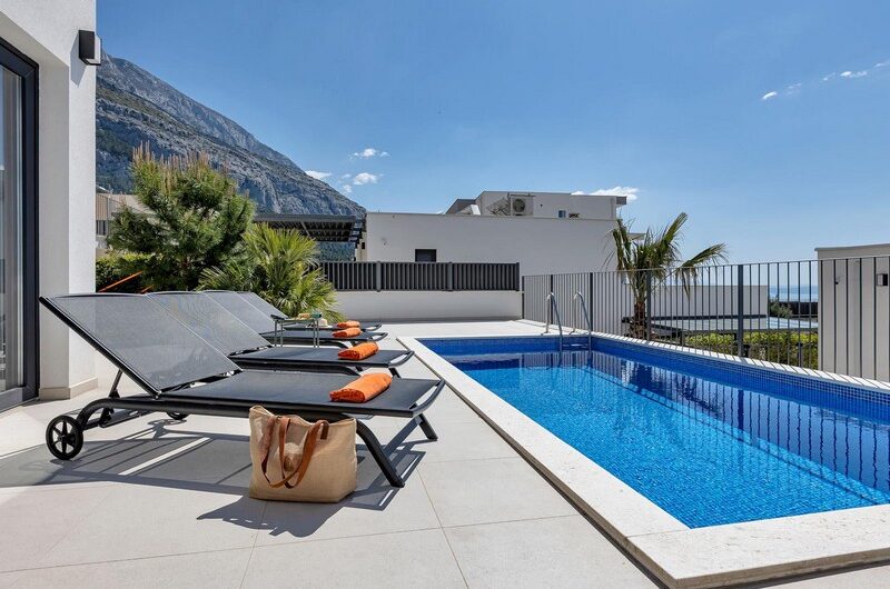 Nova vila s bazenom Veliko brdo, Makarska
