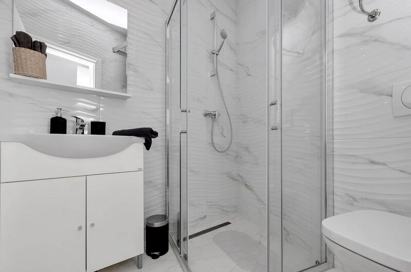 Makarska centar prekrasan dvosoban stan s bazenom