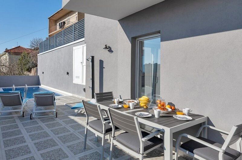 Makarska centar prekrasan dvosoban stan s bazenom