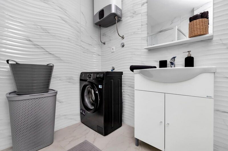 Makarska centar prekrasan dvosoban stan s bazenom