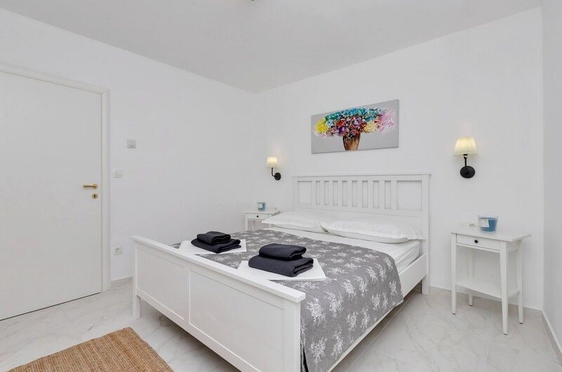 Makarska centar prekrasan dvosoban stan s bazenom